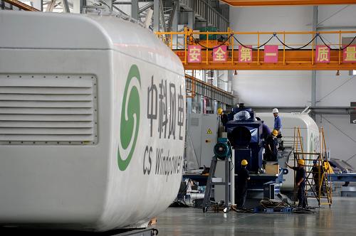 9月2日,技術(shù)人員正在內(nèi)蒙古自治區(qū)通遼市經(jīng)濟(jì)技術(shù)開(kāi)發(fā)區(qū)內(nèi)的中科風(fēng)電兆瓦級(jí)風(fēng)機(jī)廠組裝風(fēng)機(jī)。新華社記者 張領(lǐng) 攝